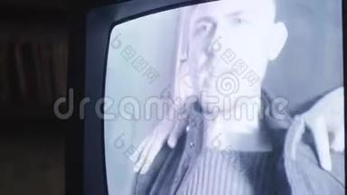 老式电视屏幕显示歌唱青年的视频成像